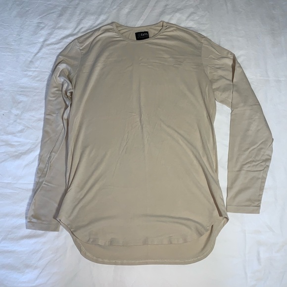 Cuts Clothing Elongated Hem Long Sleeve - Picture 1 of 4
